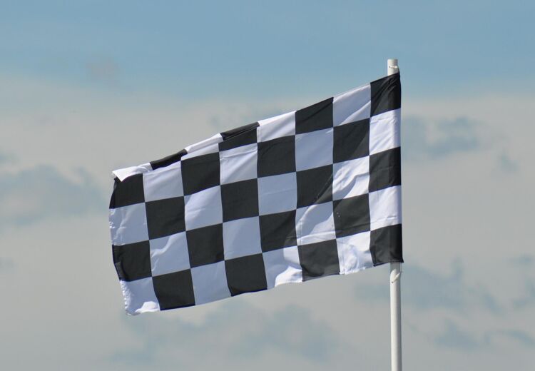 Een geblokte vlag geeft aan dat de race is afgelopen.